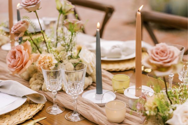 zastawiony stół w restauracji